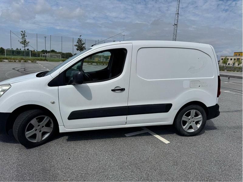 Vit Begagnad 2012 Peugeot Partner Minibuss | 42 500 kr (Marknadspris) - Bild 1/4