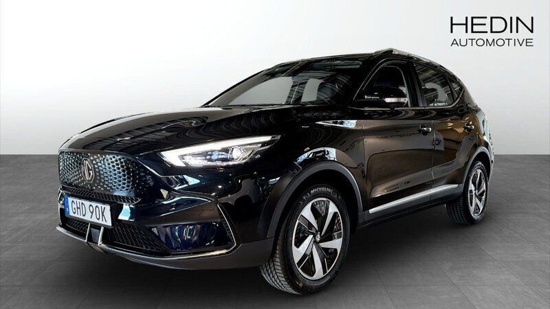 Svart (black) Begagnad 2021 MG ZS Luxury Sedan | 249 900 kr (Superpris) - Bild 1/4