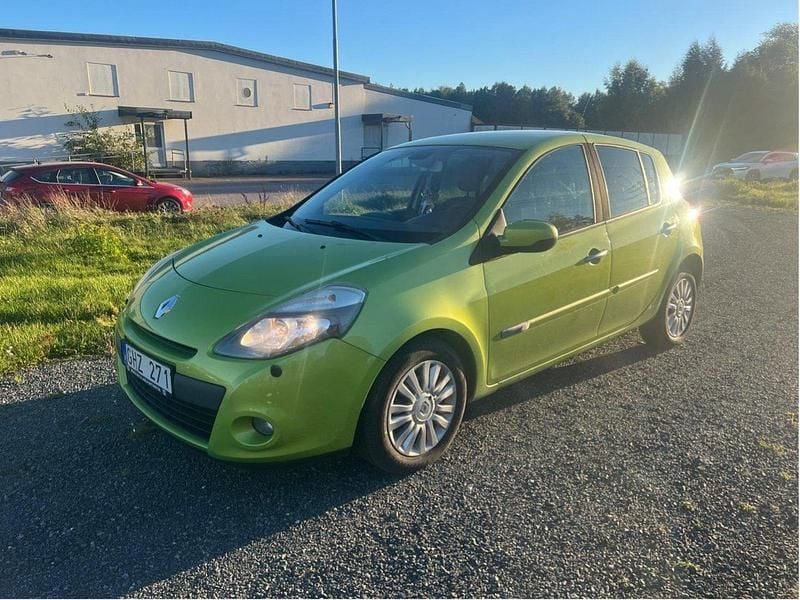 Grön Begagnad 2010 Renault Clio R.S. Halvkombi | 29 900 kr (Marknadspris) - Bild 1/4