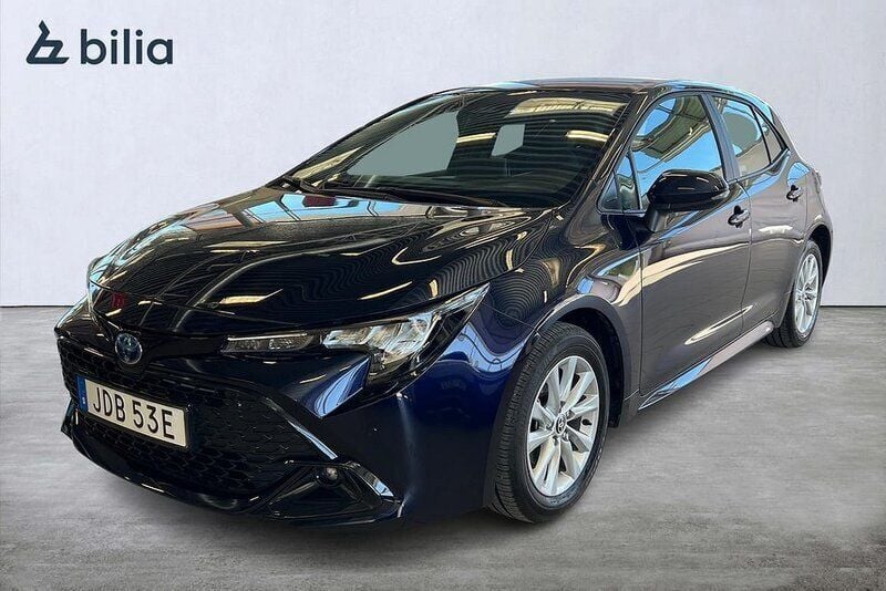 Mörkblå Begagnad 2024 Toyota Corolla Hybrid Active Halvkombi | 329 900 kr (Lite dyr) - Bild 1/3