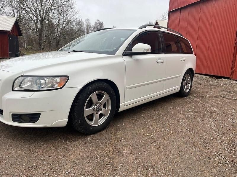 Vit Begagnad 2011 Volvo V50 Momentum Kombi | 45 000 kr (Marknadspris) - Bild 1/4