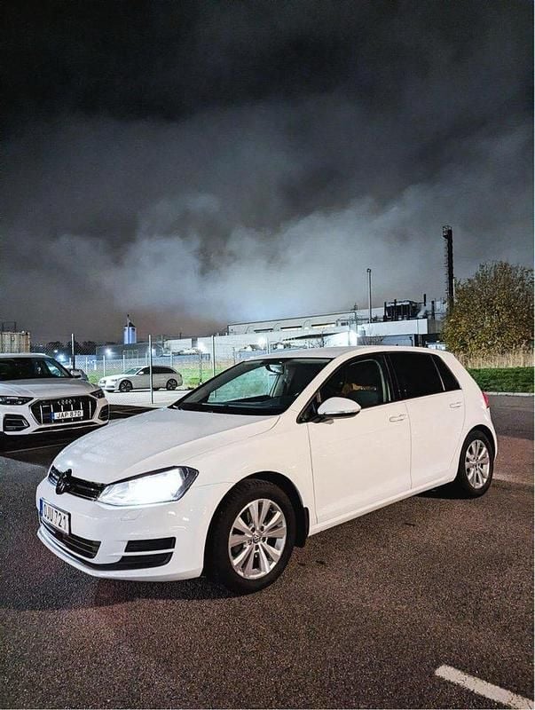 Vit Begagnad 2017 VW Golf VII Halvkombi | 92 900 kr (Bra pris) - Bild 1/4