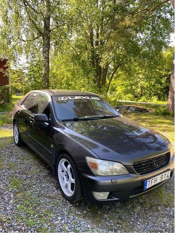 Grå Begagnad 2002 Lexus IS200 Sedan | 15 000 kr - Bild 1/4