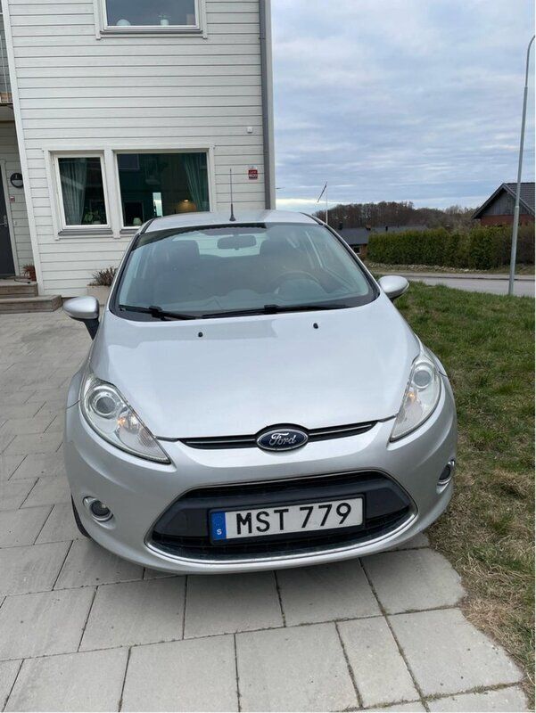 Grå Begagnad 2012 Ford Fiesta Titanium Halvkombi | 30 000 kr (Superpris) - Bild 1/4
