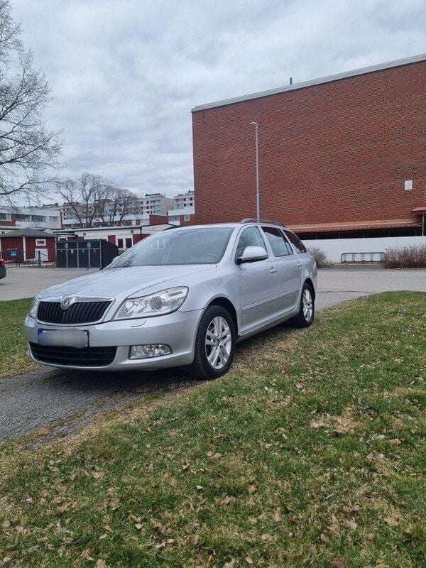 Silver Begagnad 2013 Skoda Octavia Elegance Kombi | 50 000 kr (Superpris) - Bild 1/4