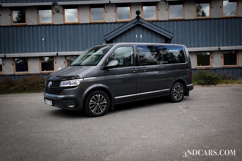 Grå Begagnad 2022 VW Multivan Highline Minibuss | 749 900 kr (Dyr) - Bild 1/4