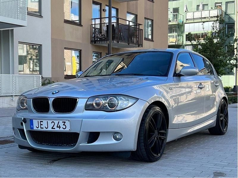 Grå Begagnad 2009 BMW 120 Advantage Halvkombi | 54 000 kr (Marknadspris) - Bild 1/4