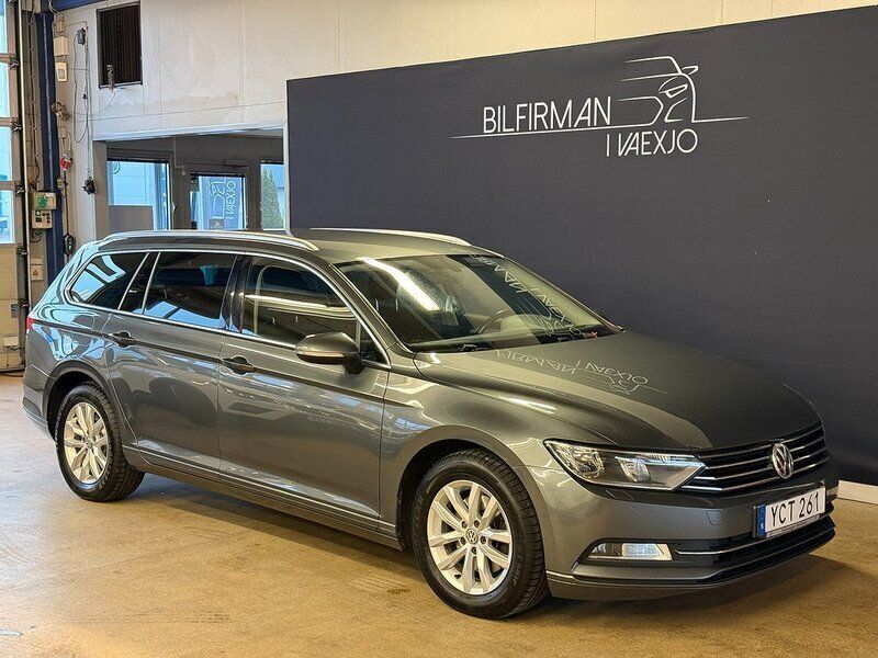 Mörkgrå (gråmet) Begagnad 2016 VW Passat Kombi | 139 900 kr (Marknadspris) - Bild 1/4