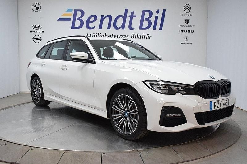 Vit Begagnad 2022 BMW 330e M Sport Kombi | 349 500 kr (Marknadspris) - Bild 1/4