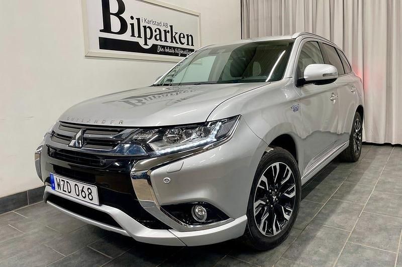Begagnad Mitsubishi Outlander Comfort Edition 203 HK (149 kW) 2018 Silver SUV