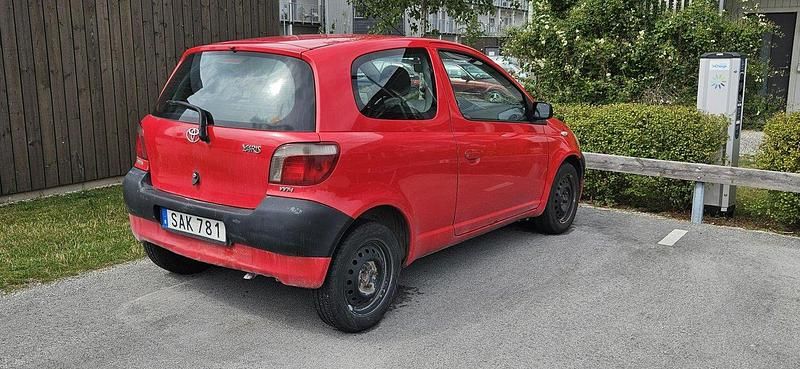 Röd Begagnad 2003 Toyota Yaris Halvkombi | 17 000 kr - Bild 1/4