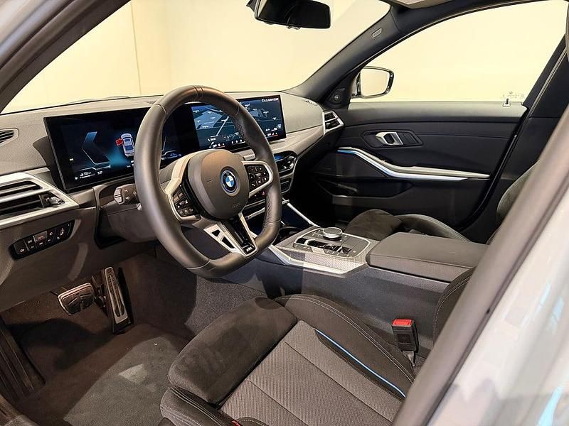 Begagnad BMW 330e Comfort Edition 184 HK (135 kW) 2024 Grå Sedan