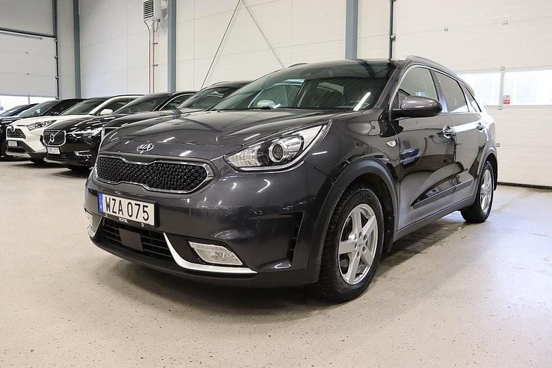 Grå Begagnad 2016 Kia Niro Advance SUV | 158 800 kr (Marknadspris) - Bild 1/4