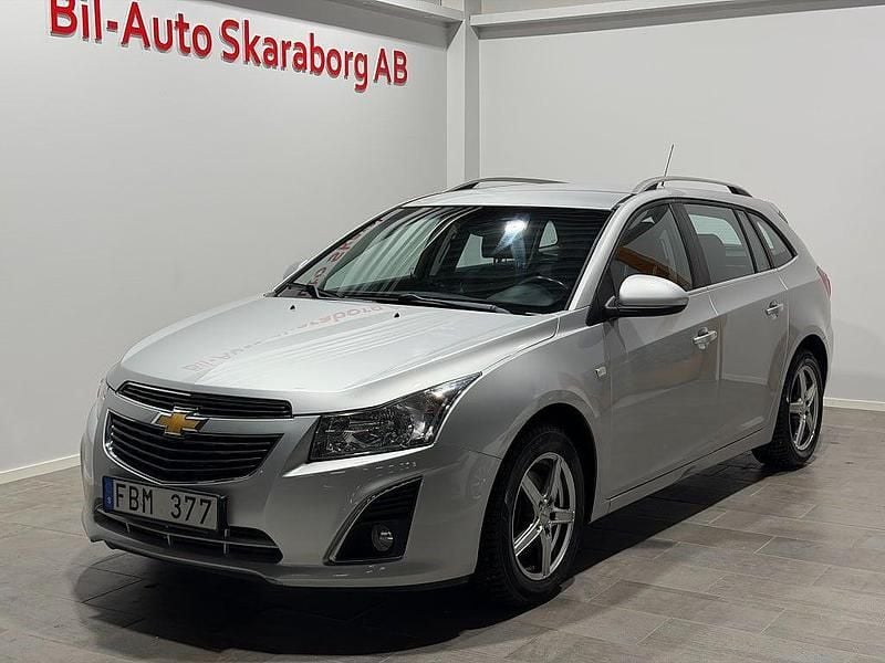 Grå Begagnad 2012 Chevrolet Cruze Kombi | 69 500 kr (Marknadspris) - Bild 1/4