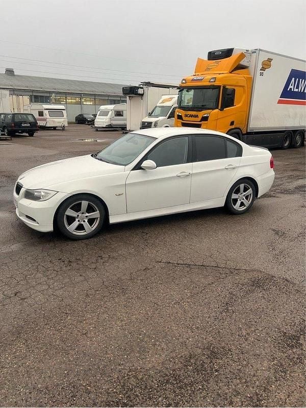 Vit Begagnad 2008 BMW 320 Advantage Sedan | 32 000 kr (Bra pris) - Bild 1/4