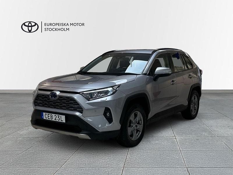 Silver Begagnad 2024 Toyota RAV4 Hybrid Active SUV | 409 900 kr (Marknadspris) - Bild 1/4