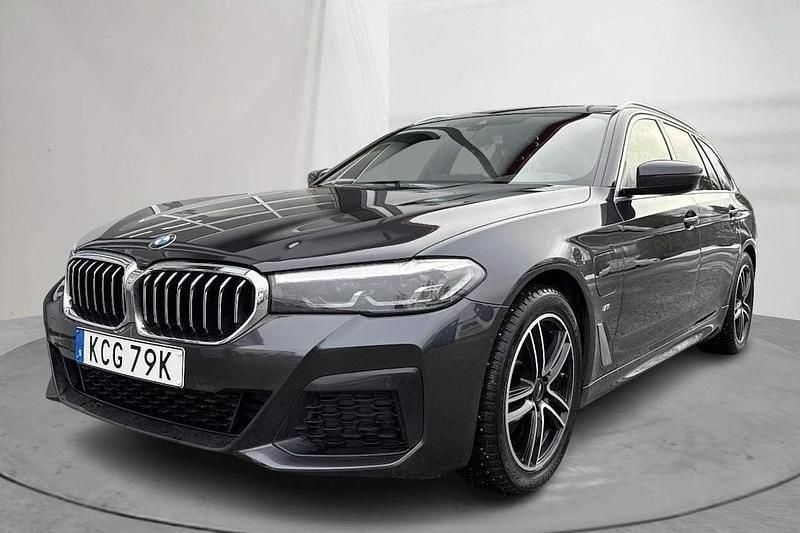 Grå Begagnad 2021 BMW 530e M Sport Kombi | 305 000 kr (Marknadspris) - Bild 1/4