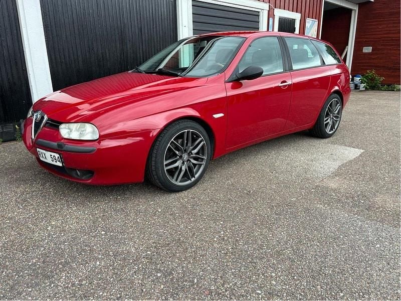 Röd Begagnad 2001 Alfa Romeo 156 Distinctive Kombi | 48 000 kr - Bild 1/4