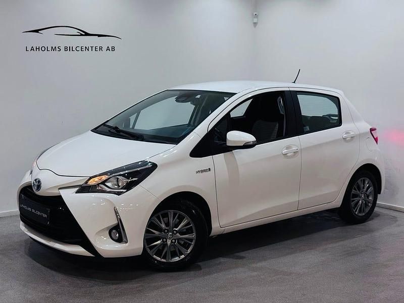 Vit Begagnad 2018 Toyota Yaris Hybrid Active Halvkombi | 124 900 kr (Marknadspris) - Bild 1/4