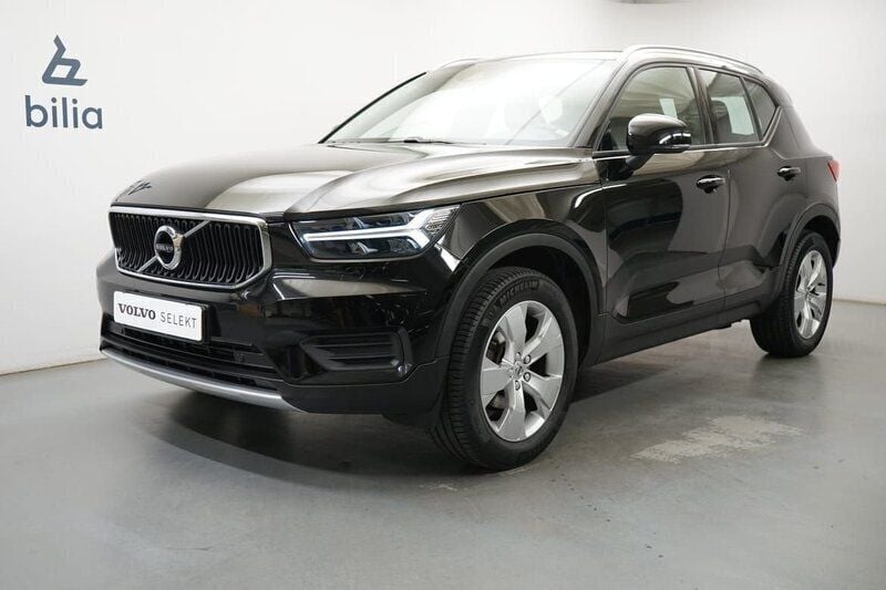 Svart Begagnad 2022 Volvo XC40 Momentum SUV | 274 900 kr (Marknadspris) - Bild 1/3