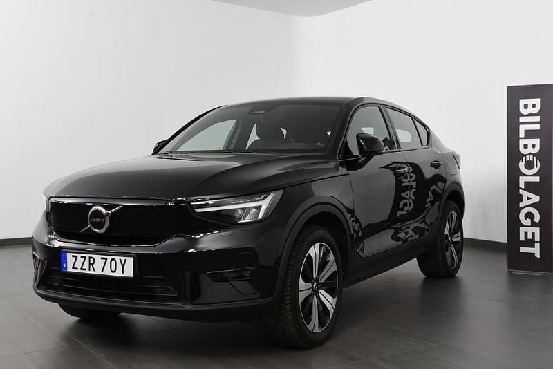 Svart Begagnad 2022 Volvo EC40 Plus SUV | 339 800 kr (Marknadspris) - Bild 1/4