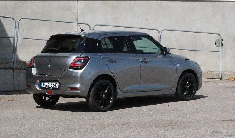 Grå Ny 2025 Suzuki Swift Halvkombi | 249 900 kr (Marknadspris) - Bild 1/4