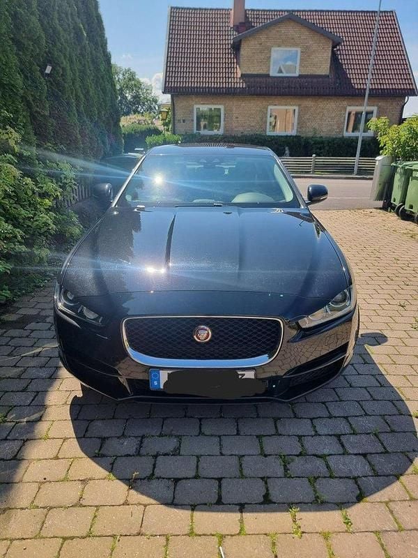 Svart Begagnad 2016 Jaguar XE Sedan | 168 000 kr (Marknadspris) - Bild 1/4