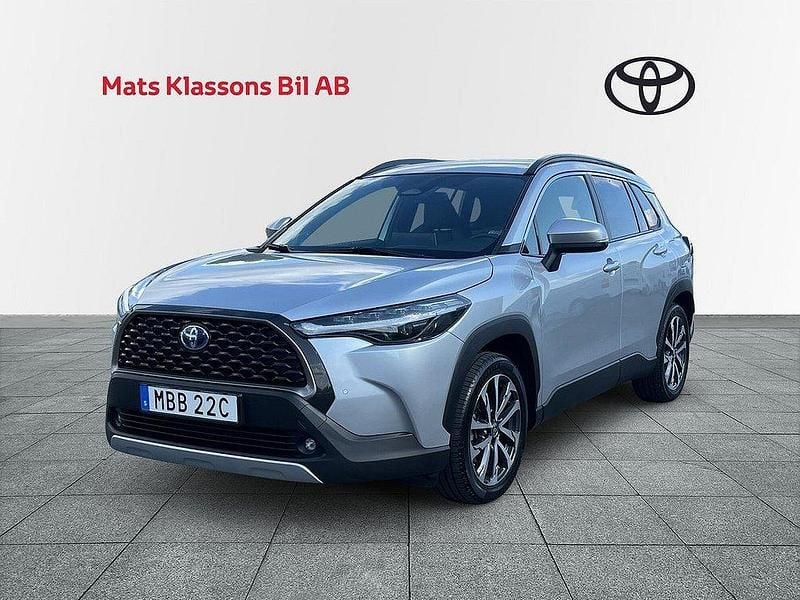 Silver Begagnad 2023 Toyota Corolla Cross Executive SUV | 379 000 kr (Marknadspris) - Bild 1/4