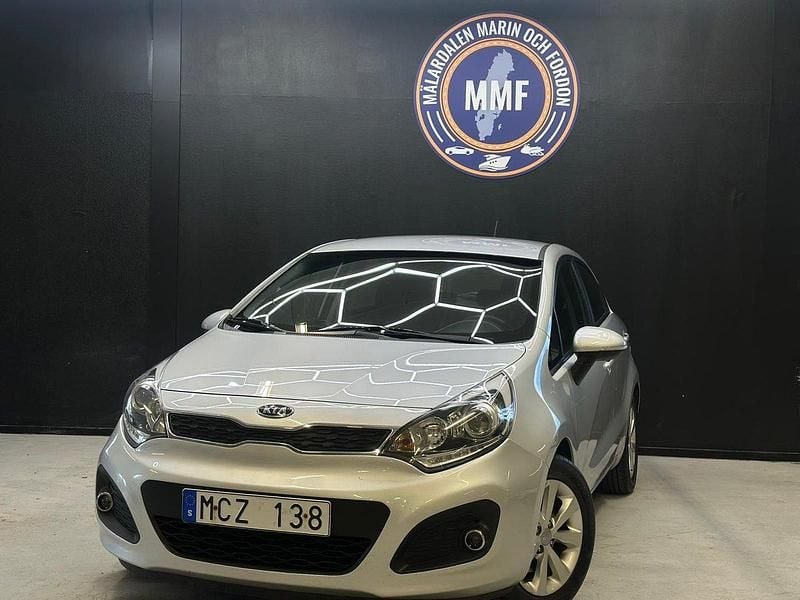 Silver Begagnad 2012 Kia Rio Halvkombi | 59 800 kr (Bra pris) - Bild 1/4