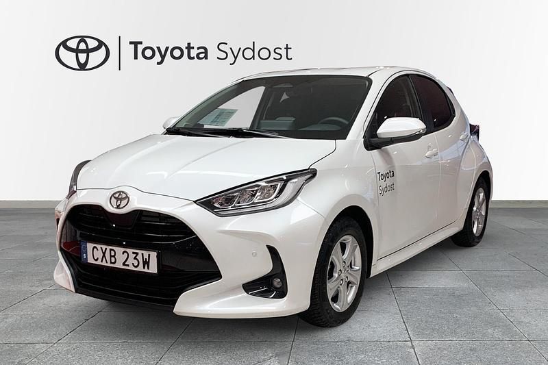 Vit Begagnad 2025 Toyota Yaris Hybrid Active Halvkombi | 279 000 kr (Lite dyr) - Bild 1/4