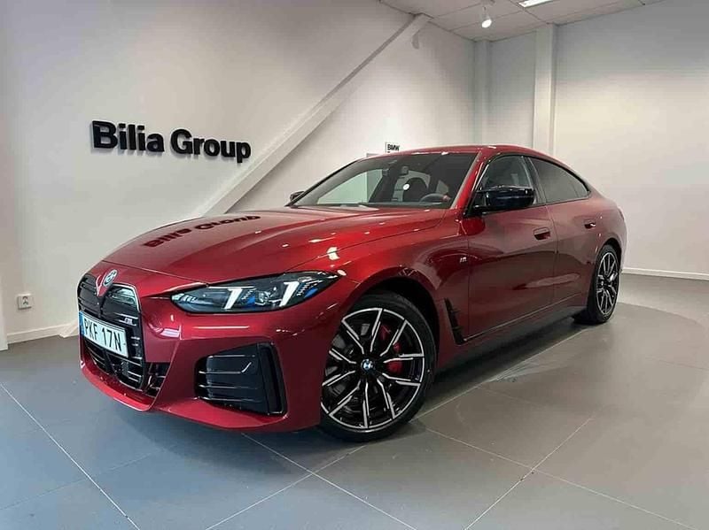Röd Ny 2026 BMW i4 Sedan | 839 000 kr - Bild 1/1
