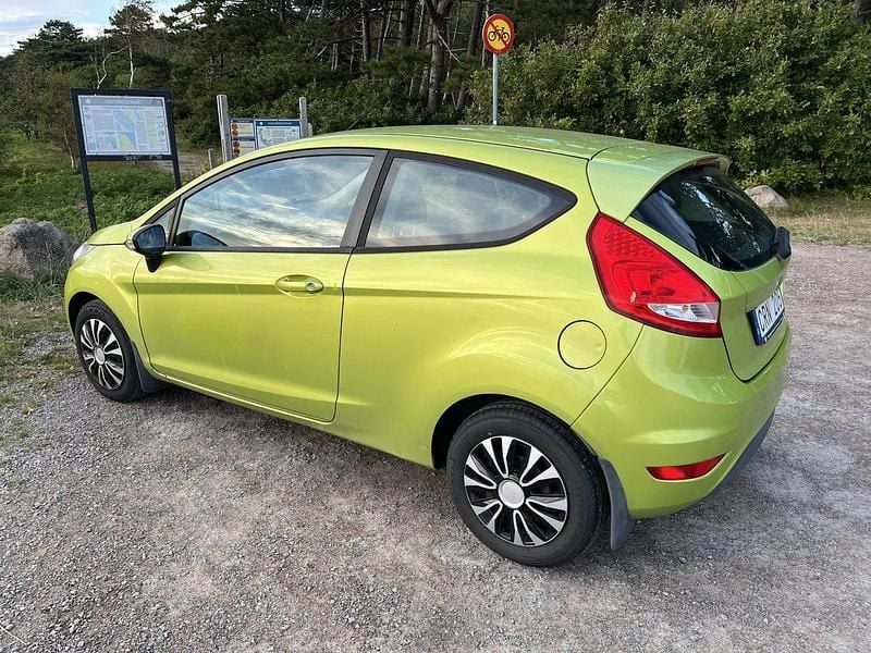 Grön Begagnad 2010 Ford Fiesta Trend Halvkombi | 23 000 kr (Bra pris) - Bild 1/4