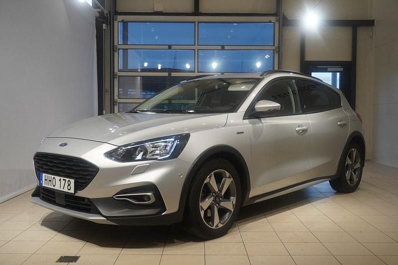 Grå Begagnad 2019 Ford Focus Active Sedan | 154 900 kr (Marknadspris) - Bild 1/4