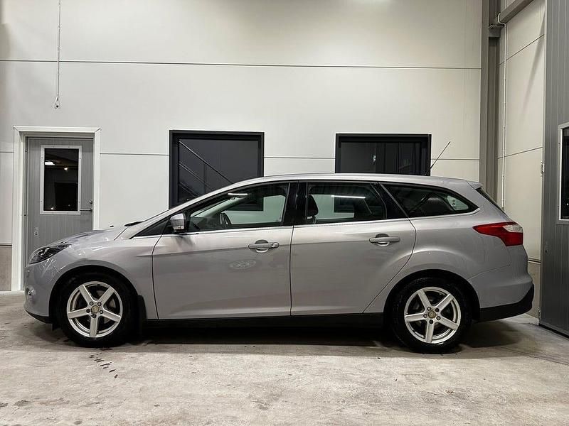 Begagnad Ford Focus Titanium 125 HK (91 kW) 2012 Grå Kombi