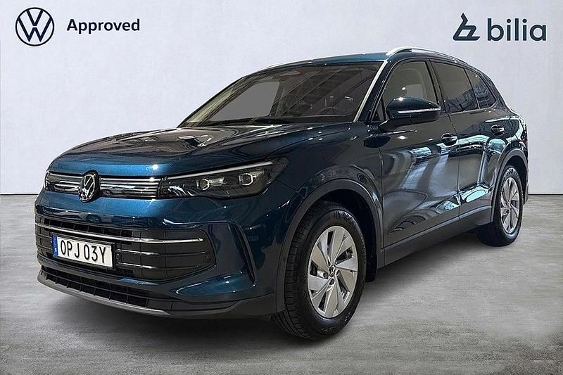 Mörkblå (blå) Begagnad 2024 VW Tiguan Life SUV | 384 900 kr (Lite dyr) - Bild 1/4