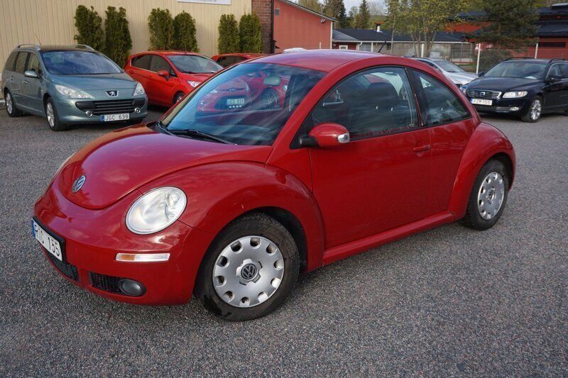 Röd Begagnad 2006 VW Beetle Highline Halvkombi | 39 900 kr (Marknadspris) - Bild 1/4