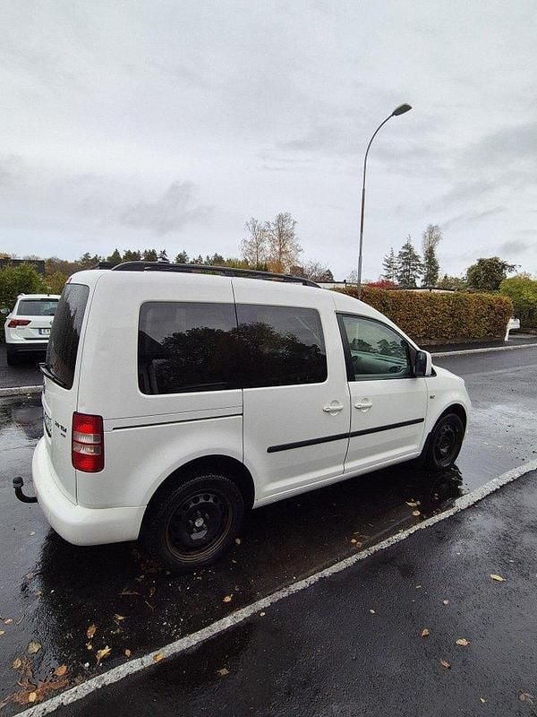 Vit Begagnad 2014 VW Caddy Life Minibuss | 85 000 kr (Marknadspris) - Bild 1/4