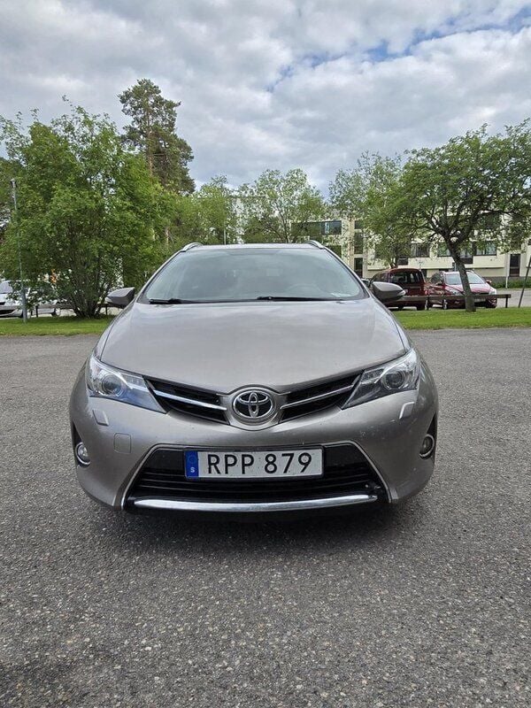 Brun Begagnad 2015 Toyota Auris Touring Sports Edition Kombi | 88 000 kr (Marknadspris) - Bild 1/4
