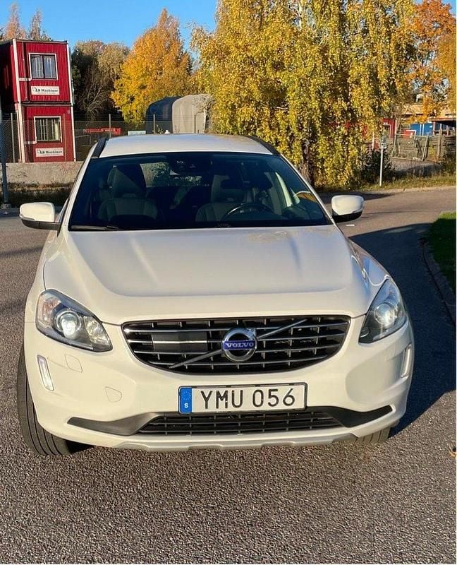 Vit Begagnad 2017 Volvo XC60 Momentum SUV | 157 000 kr (Bra pris) - Bild 1/4