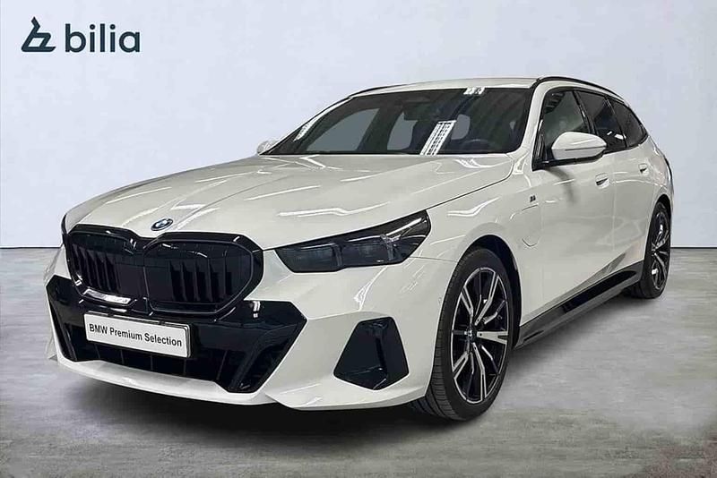Vit Begagnad 2025 BMW 530e Kombi | 679 900 kr - Bild 1/1