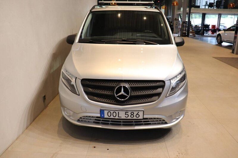 Silver Begagnad 2018 Mercedes Vito Minibuss | 299 000 kr (Marknadspris) - Bild 1/4