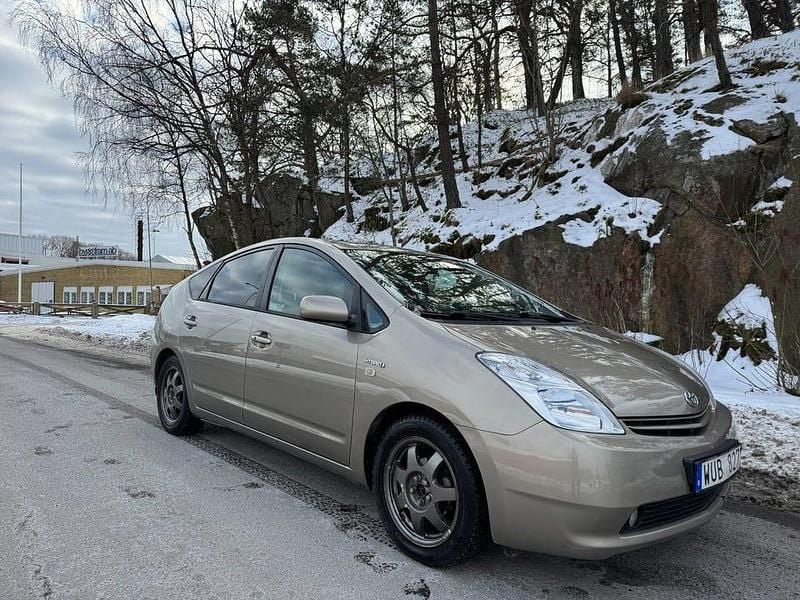 Begagnad Toyota Prius 112 HK (82 kW) 2005 Brun Halvkombi