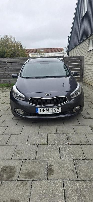 Grå Begagnad 2015 Kia Ceed Sportswagon Comfort Kombi | 79 900 kr (Marknadspris) - Bild 1/4