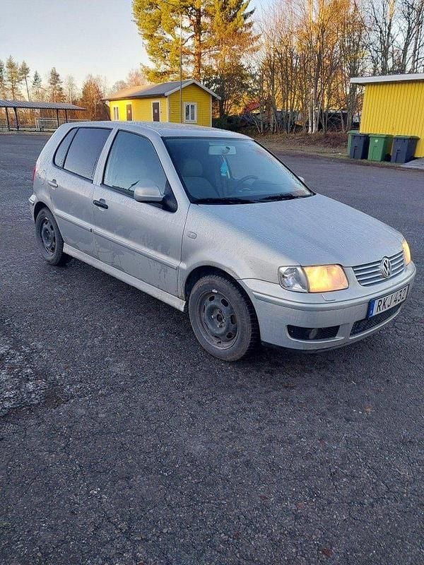 Grå Begagnad 2000 VW Polo Comfortline Halvkombi | 20 000 kr - Bild 1/4