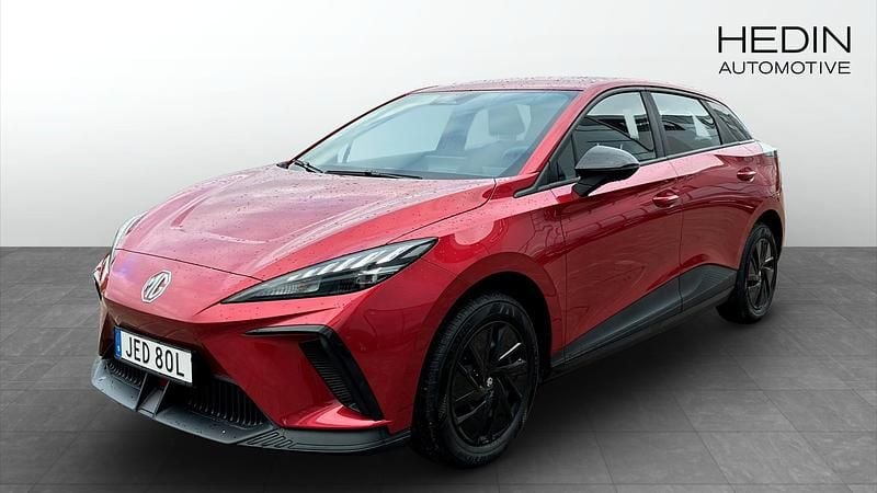 Röd (red) Begagnad 2023 MG MG4 EV Halvkombi | 259 900 kr (Marknadspris) - Bild 1/4