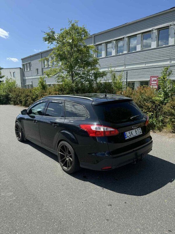 Svart Begagnad 2011 Ford Focus Trend Kombi | 45 000 kr (Marknadspris) - Bild 1/4