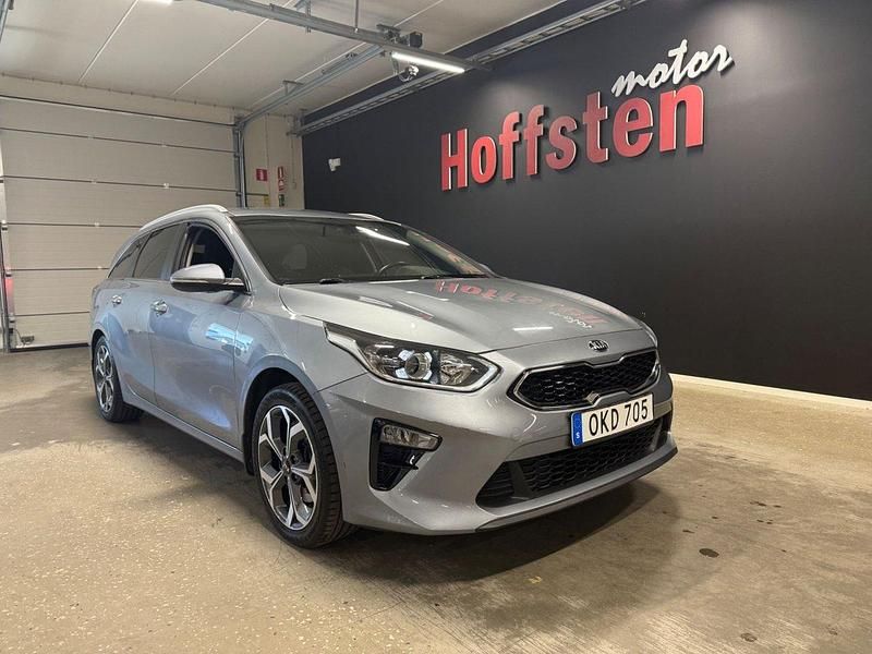 Grå Begagnad 2018 Kia Ceed Sportswagon Kombi | 159 900 kr (Marknadspris) - Bild 1/4
