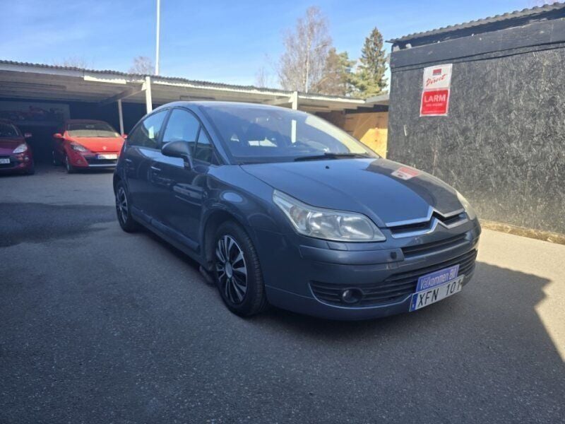 Grå Begagnad 2005 Citroën C4 Halvkombi | 49 900 kr (Dyr) - Bild 1/4
