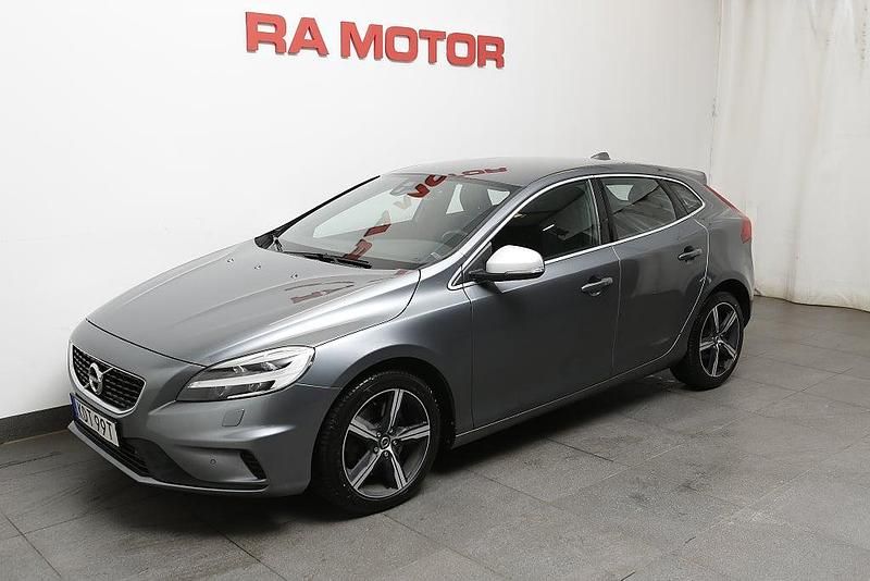 Grå Begagnad 2019 Volvo V40 R-Design Kombi | 189 900 kr (Marknadspris) - Bild 1/3