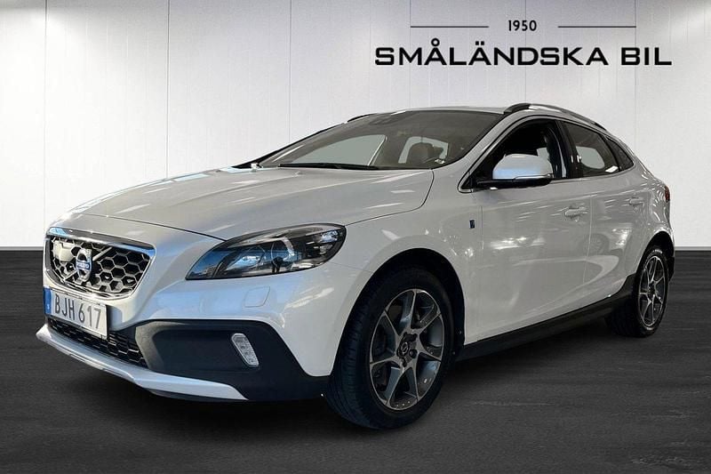 Vit Begagnad 2014 Volvo V40 CC Ocean Race Kombi | 174 900 kr (Marknadspris) - Bild 1/4